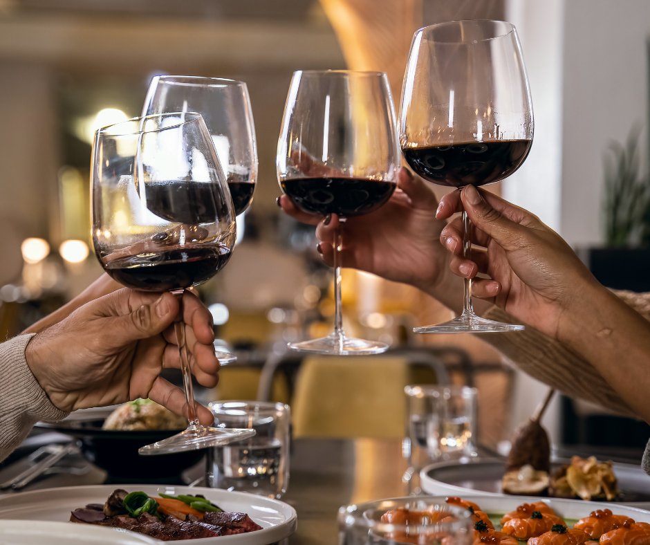 Qual è il momento migliore per brindare durante un pasto?