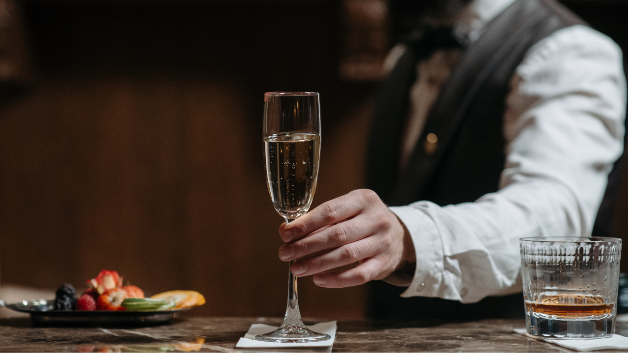 Perché il bicchiere di vino non va mai riempito fino all’orlo