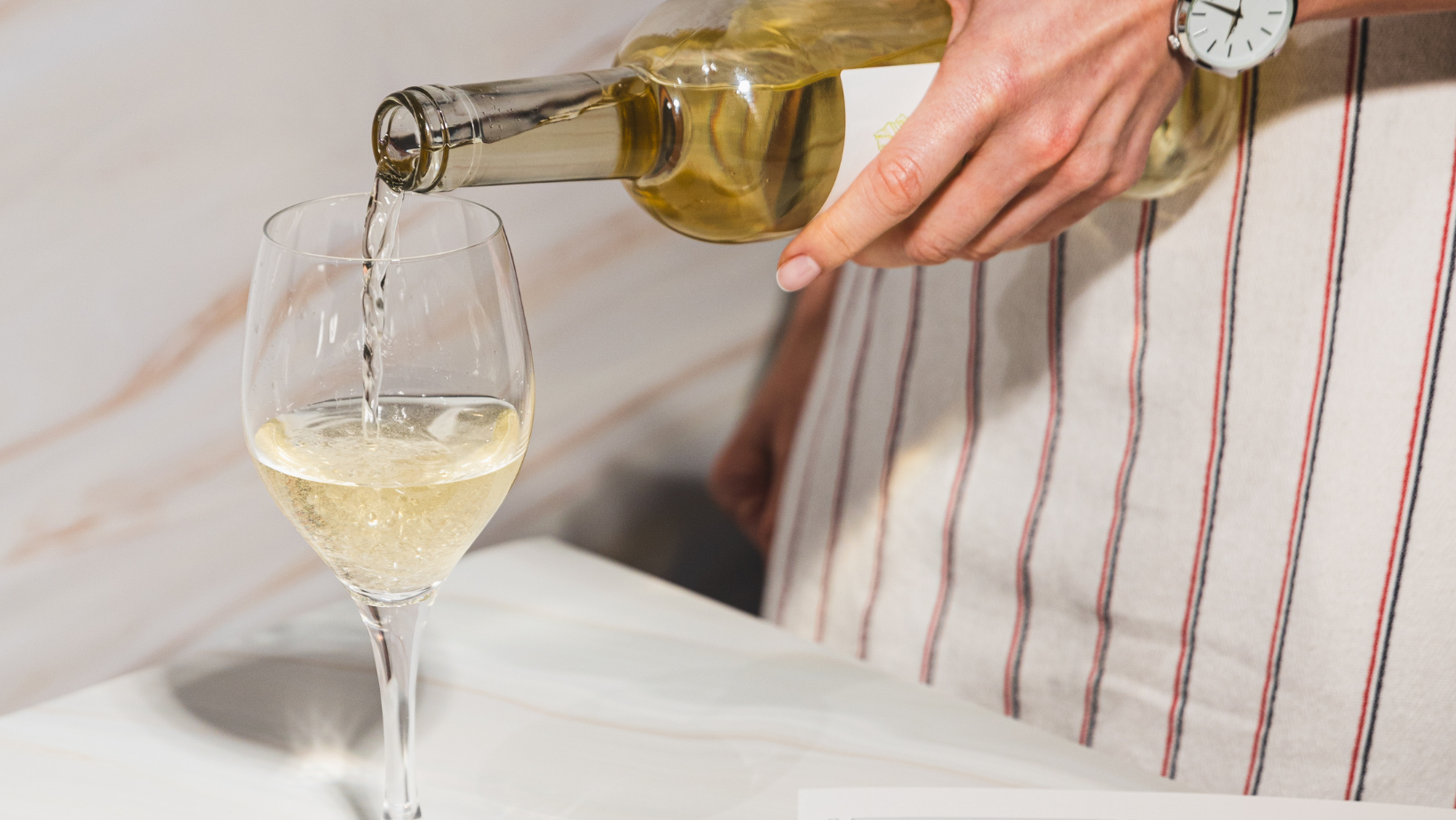 Perché il vino non si versa con la mano sinistra?