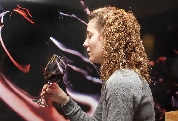 L'esame visivo del vino: cosa valutare e come eseguirlo