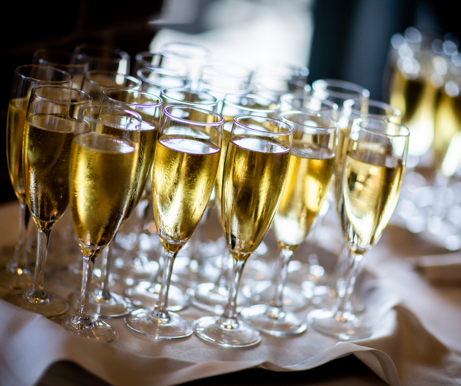 Swirling sparkling wine in the glass: should you do it or not?