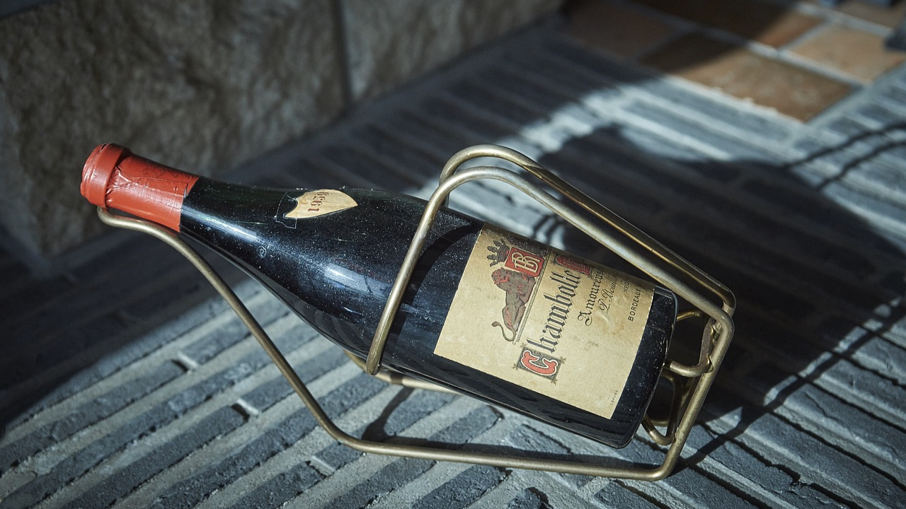 É vero che non si dovrebbe togliere la polvere da alcune bottiglie di vino?