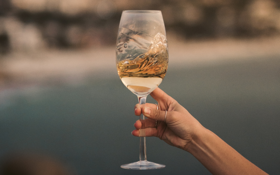 Perché non si gira il vino bianco nel bicchiere?