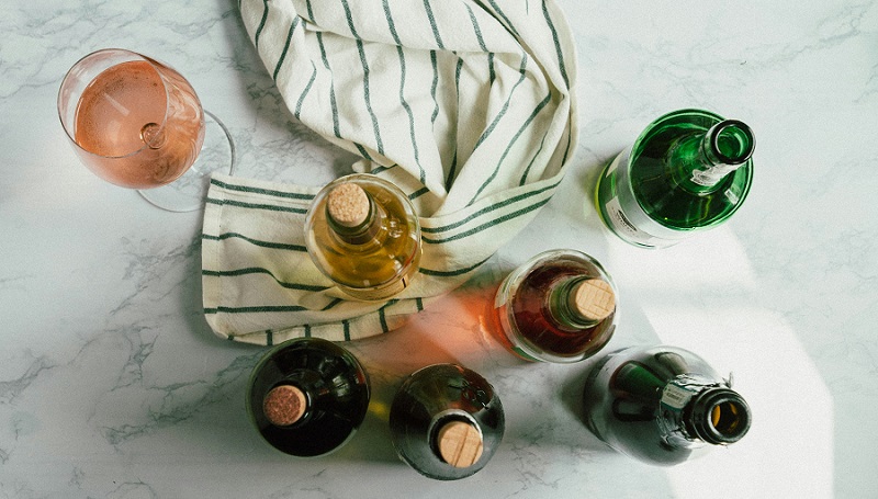 Notizie sul vino: dalle nuove norme sull'etichettatura ai Paesi in cui si consuma più vino, passando per il caso delle bottiglie trasparenti